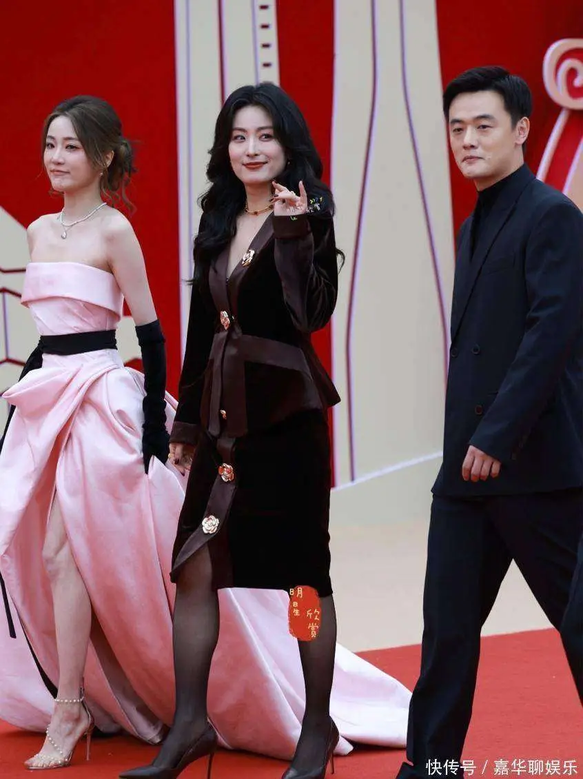 中国女明星晚礼服_中国电视剧年度盛典红毯 优雅穿搭 中生代女星气质