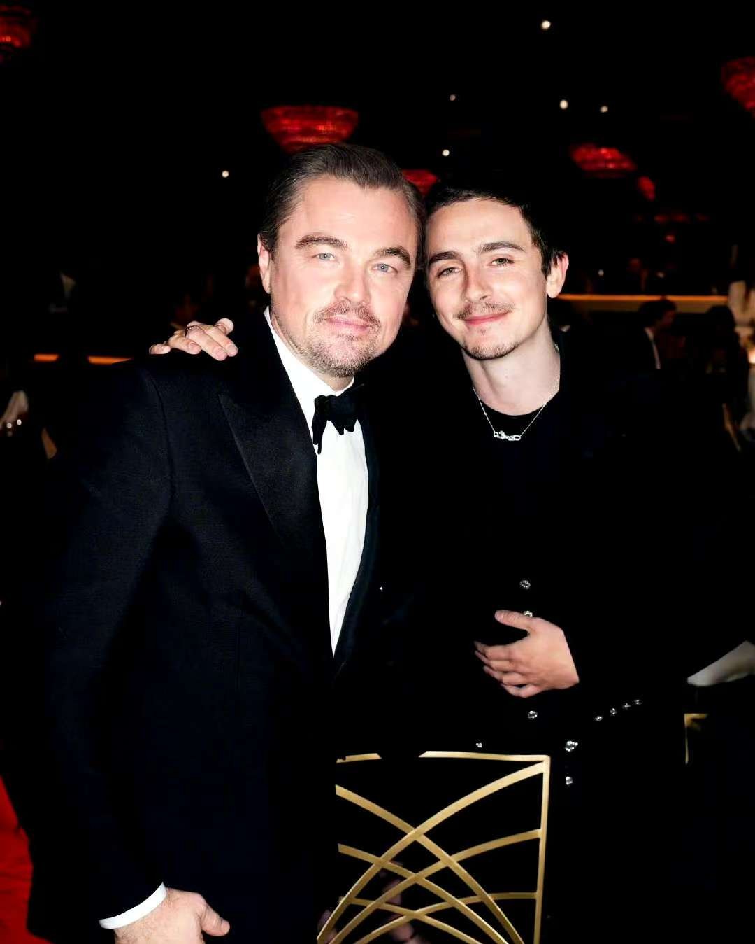 女明星黑色礼服_金球奖红毯造型_男明星红毯穿搭