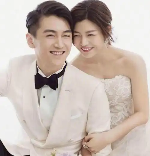 娱乐圈模范夫妻_娱乐圈夫妻有哪些照片_张若昀唐艺昕甜蜜互动