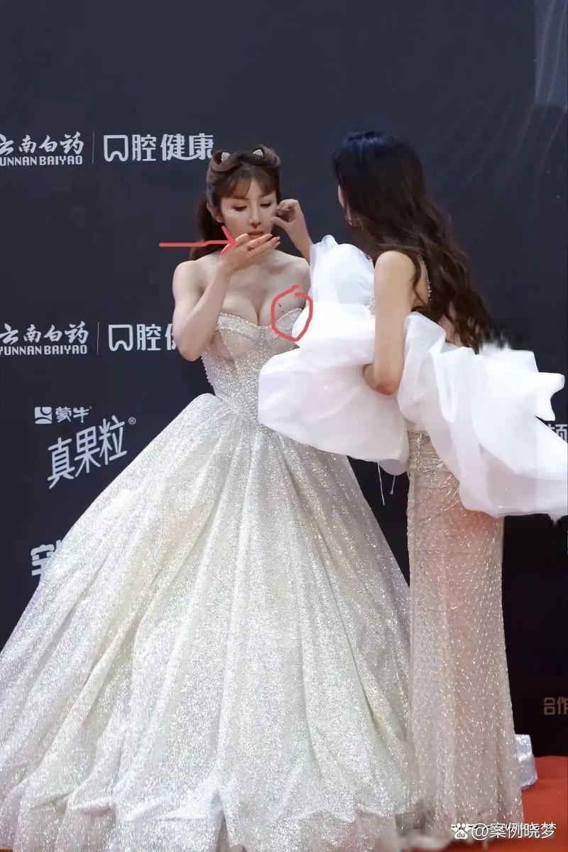 女明星走红毯肩带断了_女明星吊带裙时吊带断裂_女明星掉肩带