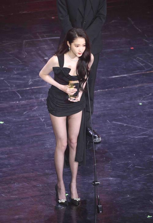 关晓彤F1上海站抢镜 高个子女明星的独特魅力与事业路