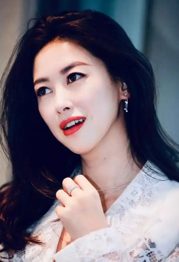 女明星富贵脸特征_天生富贵相女明星_旺夫面相的女明星