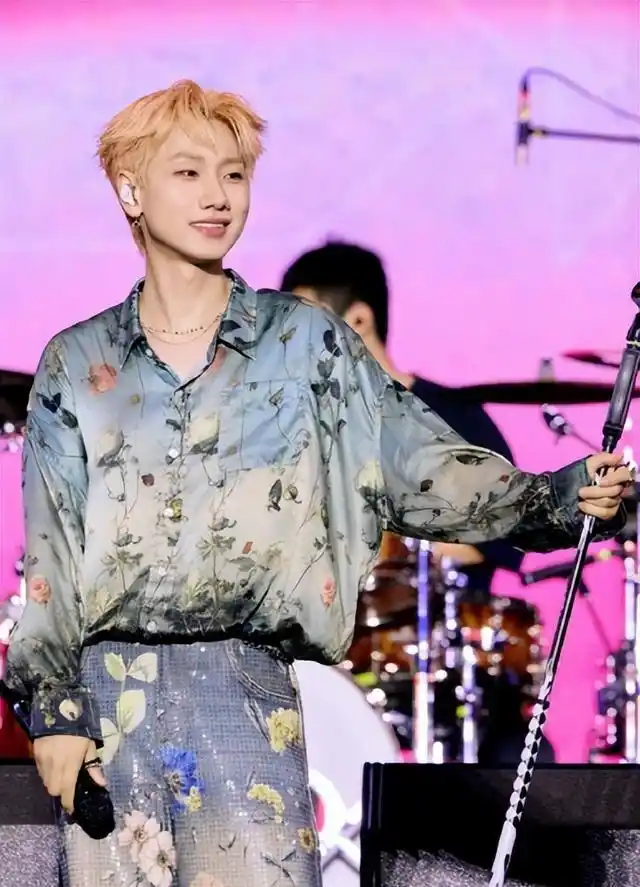 热点娱乐明星网红,_娱乐圈私德失范_顶流光环私德争议